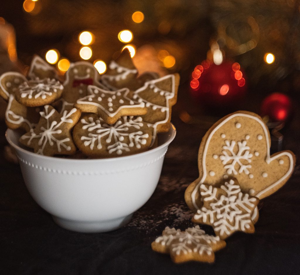 white dish of gingerbread biscuits